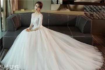 婚紗里面穿絲襪嗎？穿婚紗要穿絲襪嗎？