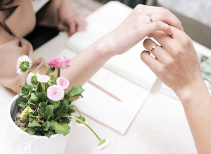 婚戒可以戴中指嗎？婚戒能戴在中指上嗎？