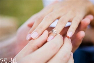 婚戒可以戴中指嗎？婚戒能戴在中指上嗎？