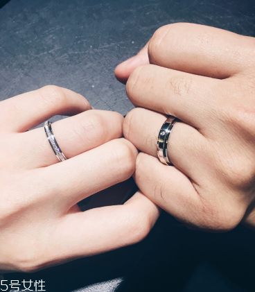 婚戒是男左女右嗎？婚戒應該戴左手還是右手？