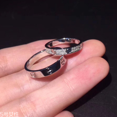 婚戒是男左女右嗎？婚戒應該戴左手還是右手？