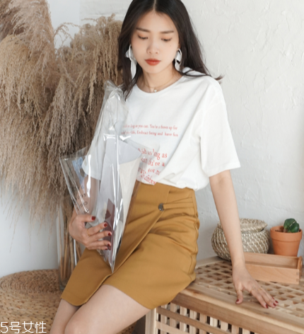 夏天白色t恤怎么搭配？夏季白t搭配竅門