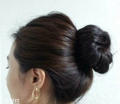 發(fā)量少簡(jiǎn)單隨意丸子頭教程 發(fā)量少也能hold住的丸子頭