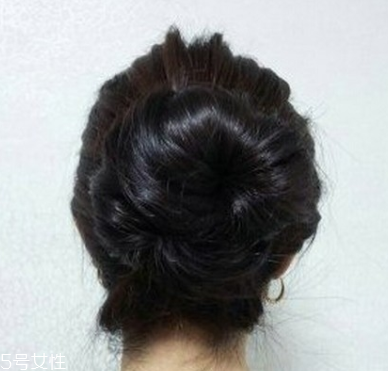 發(fā)量少簡(jiǎn)單隨意丸子頭教程 發(fā)量少也能hold住的丸子頭