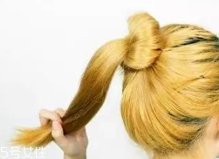 發(fā)量少簡(jiǎn)單隨意丸子頭教程 發(fā)量少也能hold住的丸子頭