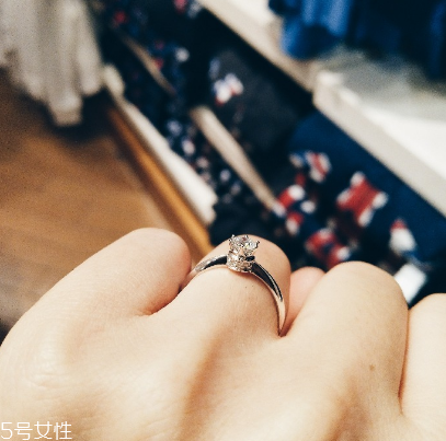 鉆戒圈口大了怎么辦？鉆戒大了怎么改?。?></p><h3>怎樣買到合適的鉆戒</h3><p>購買鉆戒總是激動人心的時刻，所以在購買的時候容易忽略鉆戒的大小，其次，很多人在鉆戒店里試戴的時候總是覺得好看，所以在心理上覺得合適，然而回家的時候，再佩戴的時候發(fā)現(xiàn)大了，尤其是在夏天季節(jié)的時候，人們的手指容易冷張熱縮，也就是說你在佩戴的時候，手指比平常要粗，當(dāng)你冷下來的時候，你的手指變的正常，導(dǎo)致你的鉆戒購買大了，所以在選購鉆戒的時候一定要淡定，做一個理性的顧客。</p><p>很多人購買鉆戒的實(shí)體店離自己的距離很遠(yuǎn)，想要立刻更換鉆戒那是基本不可能的，所以很多人都有自己的方法，比如繞線法，在鉆戒的左右或者是掌心的一側(cè)用自己喜歡顏色的線，纏繞幾周，就可以解決太大的問題，而且很多人使用這一方法，為鉆戒做了一些新的調(diào)整，使得鉆戒看起來也很不錯;還有很多顧客也會選擇膠帶纏繞，只要貼的緊密，沒有縫隙，也不會被人輕易的發(fā)現(xiàn)，不過要是繞的不合適，便會適得其反。</p> </div>
<div align=