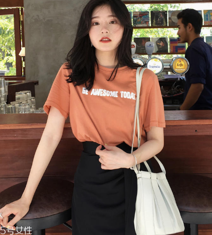 女生穿什么短袖好看？女生適合穿什么短袖？