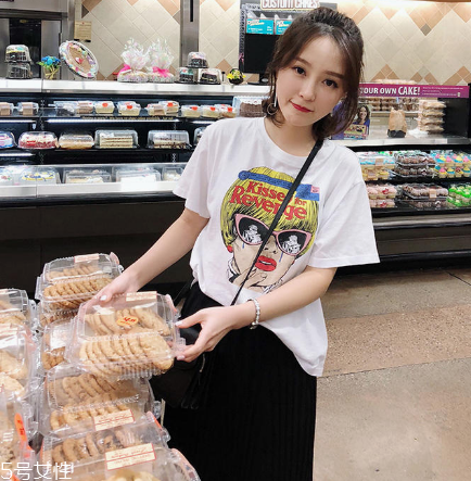 女生穿什么短袖好看？女生適合穿什么短袖？