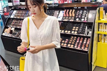 夏天穿白色裙子好看嗎？夏季白色連衣裙搭配圖片