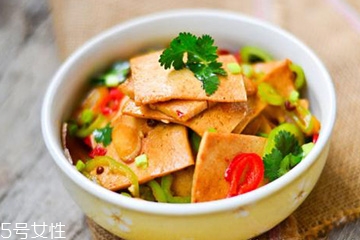 白胡椒是辣椒嗎？白胡椒辣嗎？