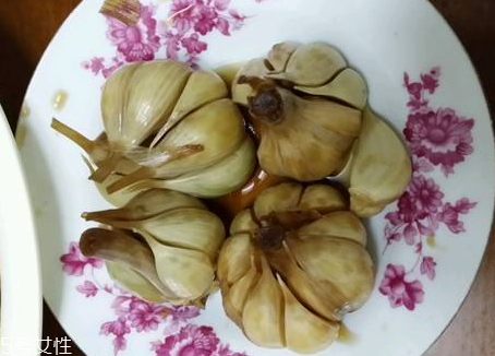 腌蒜變綠可以吃嗎？腌制的大蒜綠了能吃嗎？