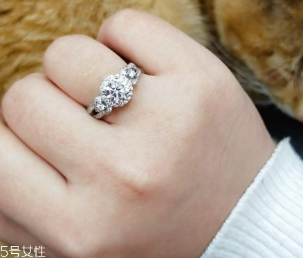 鉆戒一般買(mǎi)幾克拉的？鉆戒買(mǎi)多大的好？
