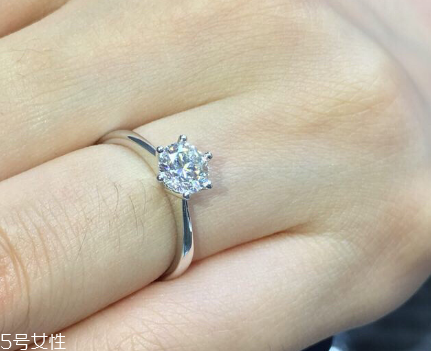 鉆戒是訂婚買(mǎi)還是結(jié)婚買(mǎi)？鉆戒訂婚就要買(mǎi)嗎？
