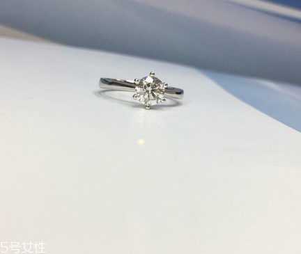 鉆戒是訂婚買(mǎi)還是結(jié)婚買(mǎi)？鉆戒訂婚就要買(mǎi)嗎？