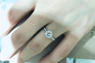 鉆戒是定制還是成品好？鉆戒買定制的還是買成品？