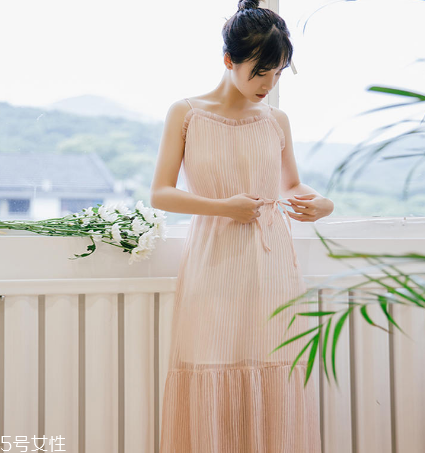 夏天穿什么顏色連衣裙好？夏天適合什么顏色連衣裙？