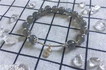 月光石是水晶嗎？月光石和水晶是一種嗎？