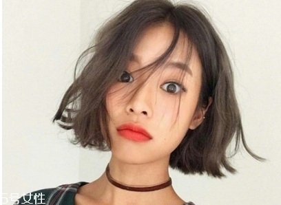 經(jīng)?；瘖y對(duì)皮膚有什么影響 經(jīng)常化妝的危害