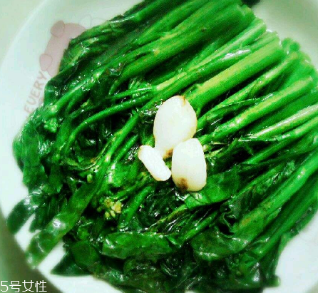 芥蘭炒飯?jiān)趺醋?？雞蛋怎么做成蛋炒飯？