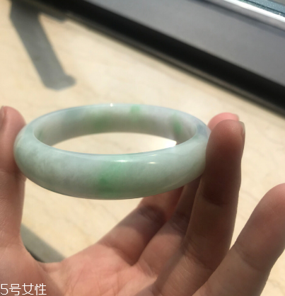 手鐲有裂紋還值錢嗎？手鐲有裂紋影響價(jià)格嗎？