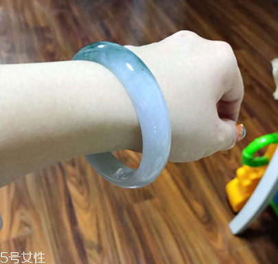 手鐲有裂紋還值錢嗎？手鐲有裂紋影響價(jià)格嗎？