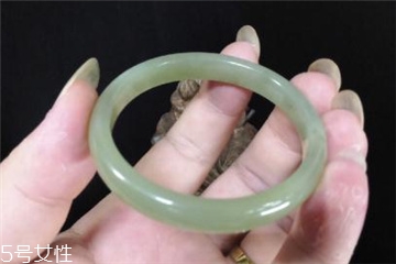 手鐲有裂紋還值錢嗎？手鐲有裂紋影響價(jià)格嗎？