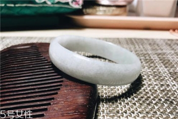 手鐲是玉的好還是翡翠的好？手鐲買玉的還是翡翠的？
