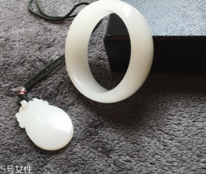 手鐲是圓的好還是扁的好？手鐲買圓的還是扁的？