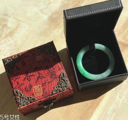 手鐲什么顏色好看？手鐲買哪種顏色好？