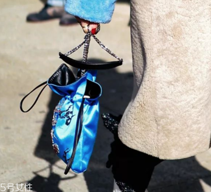 今年流行什么水桶包？水桶包流行什么款式？