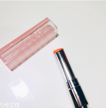 唇膏用完里邊怎么打開？唇膏剩一截怎么挖出來？