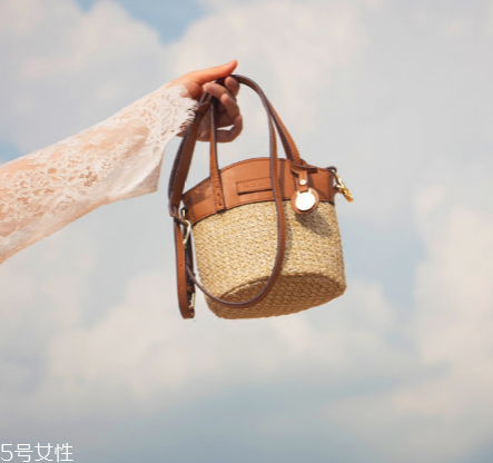 女生夏天背什么包？女生夏季包包搭配圖片