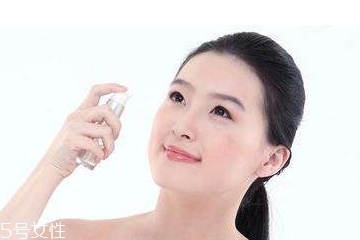 化妝水為什么要拍？化妝水是拍還是抹？