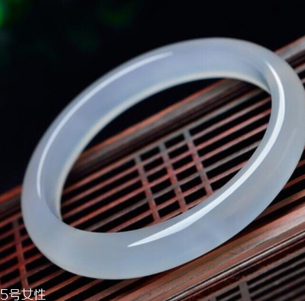 玉髓手鐲一般多少錢？玉髓手鐲市場價格