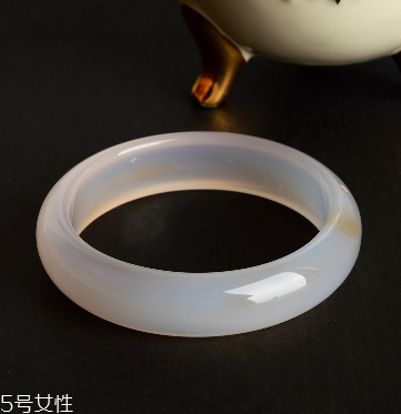 玉髓手鐲戴哪只手？玉髓手鐲戴左手還是右手？