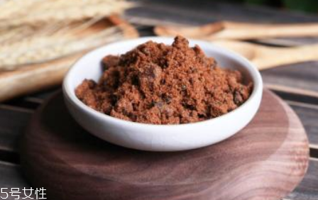 紅糖面膜用什么水稀釋？紅糖面膜用熱水還是冷水泡？