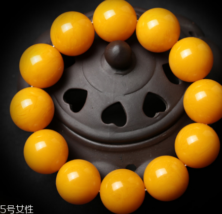 蜜蠟手串可以沾水嗎？蜜蠟手串能碰水嗎？