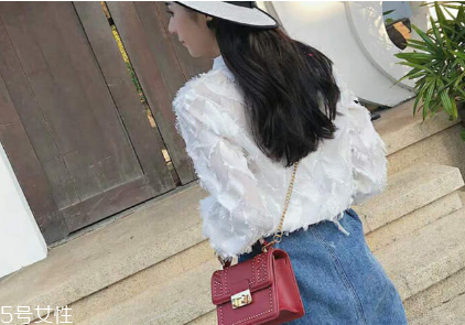 20歲女生背什么包？20多歲女生適合什么包包？