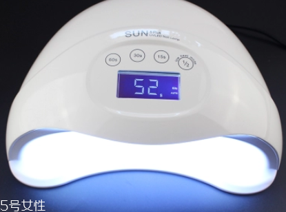 美甲燈會(huì)把手照黑嗎？美甲燈之前要涂防曬霜嗎？