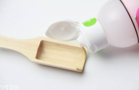 油皮痘痘肌怎么護(hù)膚？油皮致痘的4大誤區(qū)