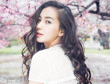 染發(fā)會(huì)使頭發(fā)變白嗎？頭發(fā)變白不是染發(fā)的鍋