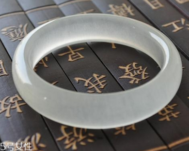 藍(lán)田玉手鐲一般多少錢 性價比很高的飾品
