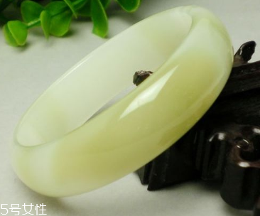 藍(lán)田玉手鐲一般多少錢 性價比很高的飾品