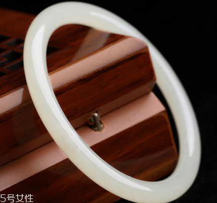 白玉手鐲一般多少錢(qián) 價(jià)值連城的民族瑰寶