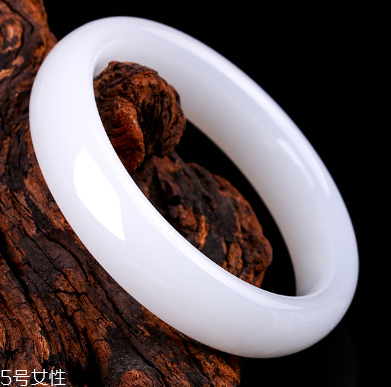 白玉手鐲一般多少錢(qián) 價(jià)值連城的民族瑰寶