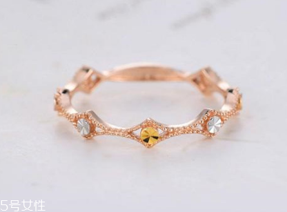 彩金戒指多少錢(qián)一個(gè) 選擇合理價(jià)位