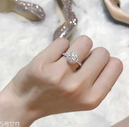 求婚戒指戴哪個(gè)手指 不要鬧出笑話(huà)