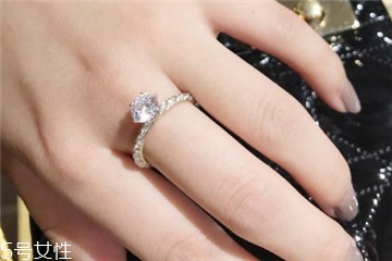 求婚戒指戴哪個(gè)手指 不要鬧出笑話(huà)