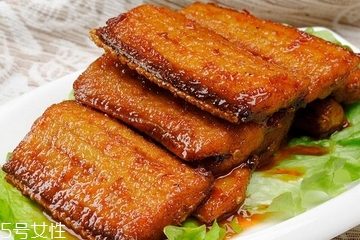 帶魚為什么沒有活的 因?yàn)閴毫Φ脑?/h1>

時(shí)間：2018-08-13 08:17:31 編輯：本站整理 828
分享至：



 c_4(); 
帶魚是很多人都喜歡吃的一種魚，紅燒帶魚香煎帶魚更是許多地方的特色菜，經(jīng)常買帶魚的人都發(fā)現(xiàn)了帶魚是買不到活的，下面介紹帶魚為什么沒有活的 因?yàn)閴毫Φ脑颉?/p>帶魚為什么沒有活的帶魚是生活在海洋中下層的魚類，盡管帶魚可以到水域上層捕食，說明能調(diào)節(jié)對(duì)壓力的承受力，但當(dāng)捕網(wǎng)離水面時(shí)，由于空氣中的壓力太小，一下子承受不了這種壓力而使魚體內(nèi)部造成致命的傷害，如鰾的突然膨脹以致破裂。所以，除了海洋研究人員，一般是見不著活帶魚的。帶魚小知識(shí)帶魚屬于脊索動(dòng)物門下脊椎動(dòng)物亞門中的硬骨魚綱鱸形目帶魚科。又叫刀魚、裙帶、肥帶、油帶、牙帶魚等，性兇猛。青島、日照黃海沿岸城市稱鱽魚。帶魚的體型側(cè)扁如帶，呈銀灰色，背鰭及胸鰭淺灰色，帶有很細(xì)小的斑點(diǎn)，尾巴呈黑色，帶魚頭尖口大，至尾部逐
漸變細(xì)，身高為頭長的2倍，全長1米左右。性兇猛，主要以毛蝦、烏賊為食。主要分布于西太平洋和印度洋，在中國的黃海、東海、渤海一直到南海都有分布，和大黃魚、小黃魚及烏賊并稱為中國的四大海產(chǎn)。帶魚的功效1.帶魚性味甘溫。具有補(bǔ)益五臟、養(yǎng)肝補(bǔ)血、祛風(fēng)殺蟲、暖胃潤膚、抑制血小板凝聚、降低血壓、降低膽固醇及健腦、防止大腦衰退的功能，對(duì)防治高血壓、高血脂、動(dòng)脈粥樣硬化、冠心病、腦血栓形成以及糖尿病、癌腫等癥，有較好的食療功效。2.帶魚中所含有的優(yōu)質(zhì)蛋白質(zhì)，由于質(zhì)地細(xì)膩、柔嫩，較家畜、禽動(dòng)物肉的蛋白更利于被機(jī)體消化、吸收和利用，不僅對(duì)青少年和兒童有促進(jìn)生長發(fā)育作用，而且對(duì)中、老年人有促進(jìn)強(qiáng)身健體、益壽之效。3.帶魚中所含的碘，除具有維持甲狀腺功能外，還具有促進(jìn)機(jī)體新陳代謝的作用。魚鱗中提取的6一硫代鳥嘌呤物質(zhì)，對(duì)抗癌有奇效。臨床用于治療急性白血病、胃癌、淋巴腺癌等癥，都取得了較理想的效果，并有提高機(jī)體免疫力、增強(qiáng)體質(zhì)、抗疲勞的作用。蘿卜絲燒帶魚的做法蘿卜絲燒帶魚也是經(jīng)典的帶魚的家常做法之一，下面為大家講解一下蘿卜絲燒帶魚這道菜的做法。1、 把帶魚剖腹去內(nèi)臟和魚鰭，去頭和尾巴，洗凈。2、用剪刀剪成一段段瀝干水分。3、 把白蘿卜去皮用檫子檫成細(xì)絲備用。4、熱鍋下油，油多放點(diǎn) ，放入帶魚，用小火煎成兩面金黃色盛出備用。5、鍋里留底油，放入姜蒜沫爆香，接著放入蘿卜絲翻炒，等到蘿卜絲變軟后放入煎好的帶魚。6、在鍋里加入適量的料酒和水。蓋上鍋蓋悶煮一會(huì)。等湯汁有點(diǎn)收干時(shí)放入鹽和味精調(diào)味，撒上蔥花即可出鍋。帶魚的脂肪含量高于一般魚類，且多為不飽和脂肪酸，這種脂肪酸的碳鏈較長，具有降低膽固醇的作用;帶魚全身的鱗和銀白色油脂層中還含有一種抗癌成分6-硫代鳥嘌呤，對(duì)輔助治療白血病、胃癌、淋巴腫瘤等有益;經(jīng)常食用帶魚，具有補(bǔ)益五臟的功效;帶魚含有豐富的鎂元素，對(duì)心血管系統(tǒng)有很好的保護(hù)作用，有利于預(yù)防高血壓、心肌梗死等心血管疾病。常吃帶魚還有養(yǎng)肝補(bǔ)血、澤膚養(yǎng)發(fā)健美的功效。
炸的外酥里嫩的帶魚融合絲絲香甜的白蘿卜絲，是非常討喜的一種口味。 

 b_4(); 


釣黃顙魚用什么打窩 牛羊骨頭或雞鴨肝臟
帶魚肉散是怎么回事 原來是這樣

網(wǎng)站首頁
返回欄目

標(biāo)簽：帶魚

相關(guān)文章

1帶魚怎么做好吃又簡(jiǎn)單 帶魚怎么炸好吃浏览:3468 2超市買的帶魚需要處理嗎 紅燒帶魚怎么做好吃浏览:1万+ 1帶魚魚籽能吃嗎 帶魚魚籽怎么做好吃 2油帶魚和普通帶魚的區(qū)別 紅燒帶魚怎么做好吃 3黑眼帶魚和黃眼帶魚哪個(gè)好 黑眼帶魚和黃眼帶魚有什么區(qū)別 4帶魚生長在什么環(huán)境里呢 帶魚的熱量有多少呢 5帶魚的熱量是多少呢 孕婦可以吃帶魚嗎 6帶魚有什么營養(yǎng)價(jià)值呢 吃帶魚有什么好處呢 


熱門文章
巴沙魚到底能不能吃？吃巴沙魚有什么危害嗎

C位是什么意思？明星站C位是什么意思娛樂圈中是非多，近期讓C位這個(gè)詞都火爆得不行。那么，C位是什么意思……
腌咸雞蛋一斤放多少鹽？腌咸雞蛋10斤需多少鹽？
豬各部位肉的名稱圖片全解
鮮百合吃多了會(huì)中毒嗎?鮮百合的吃法禁忌
木耳要焯水嗎?木耳怎么焯水?

手搟面的做法 手搟面怎么做勁道
金駿眉產(chǎn)于哪里 金駿眉什么味道

低糖水果有哪些？十大低糖水果排行榜每種水果，都含有豐富的維生素、礦物質(zhì)和其他營養(yǎng)元素，經(jīng)常吃對(duì)身體……
海螺怎樣吃才正確圖解？海螺哪里不能吃圖示
麥飯石鍋有害嗎？麥飯石鍋的危害
海螺哪個(gè)部位不能吃 海螺不能吃的部位圖解
干木耳過期了還能吃嗎？干木耳保質(zhì)期是多久？

孕婦可以吃香螺嗎 哺乳期可以吃香螺嗎

5H跟帖 
















網(wǎng)友評(píng)論僅供其表達(dá)個(gè)人看法，并不表明5h立場(chǎng)。





		var mydate = new Date();
		var year = mydate.getFullYear();
		var month = mydate.getMonth();
		var day = mydate.getDate()
		var nowdate = year+"-"+month+"-"+day
		
		$("#imageField").click(function(){
			var commentcont = $(".comment-text").val();
			if($(".comment-text").val()==""){
				alert("您沒什么話要說嗎？");
			}else{
				var data = {
					nomember:1,
					saytext:commentcont,
					id : $("#id").attr("value"),
					ecmsfrom : $("#ecmsfrom").attr("value"),
					classid : $("#classid").attr("value"),
					enews : $("#enews").attr("value"),
					repid : $("#repid").attr("value")
				};				
				$.ajax({
					type: "POST",
					url: "/e/pl/doaction.php",
					data: data,
					dataType:'text',
					success: function(msg){
						$(".comment-text").val("");
						$(".comment-body").prepend('<li><div   id="77ffb77"   class="combd-title"><span id="thpfldj"    class="title">本站網(wǎng)友:匿名</span><span id="xbfb7rf"    class="time">'+nowdate+'</span></div><p class="combd-bd">'+commentcont+'</p></li>')
					}
				});
			}	
		})	
	
 
