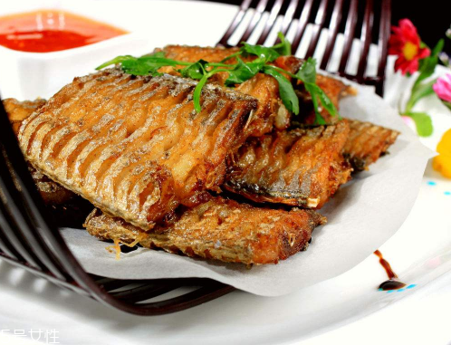 帶魚為什么沒有活的 因?yàn)閴毫Φ脑?/h1>

時(shí)間：2018-08-13 08:17:31 編輯：本站整理 828
分享至：



 c_4(); 
帶魚是很多人都喜歡吃的一種魚，紅燒帶魚香煎帶魚更是許多地方的特色菜，經(jīng)常買帶魚的人都發(fā)現(xiàn)了帶魚是買不到活的，下面介紹帶魚為什么沒有活的 因?yàn)閴毫Φ脑颉?/p>帶魚為什么沒有活的帶魚是生活在海洋中下層的魚類，盡管帶魚可以到水域上層捕食，說明能調(diào)節(jié)對(duì)壓力的承受力，但當(dāng)捕網(wǎng)離水面時(shí)，由于空氣中的壓力太小，一下子承受不了這種壓力而使魚體內(nèi)部造成致命的傷害，如鰾的突然膨脹以致破裂。所以，除了海洋研究人員，一般是見不著活帶魚的。帶魚小知識(shí)帶魚屬于脊索動(dòng)物門下脊椎動(dòng)物亞門中的硬骨魚綱鱸形目帶魚科。又叫刀魚、裙帶、肥帶、油帶、牙帶魚等，性兇猛。青島、日照黃海沿岸城市稱鱽魚。帶魚的體型側(cè)扁如帶，呈銀灰色，背鰭及胸鰭淺灰色，帶有很細(xì)小的斑點(diǎn)，尾巴呈黑色，帶魚頭尖口大，至尾部逐
漸變細(xì)，身高為頭長的2倍，全長1米左右。性兇猛，主要以毛蝦、烏賊為食。主要分布于西太平洋和印度洋，在中國的黃海、東海、渤海一直到南海都有分布，和大黃魚、小黃魚及烏賊并稱為中國的四大海產(chǎn)。帶魚的功效1.帶魚性味甘溫。具有補(bǔ)益五臟、養(yǎng)肝補(bǔ)血、祛風(fēng)殺蟲、暖胃潤膚、抑制血小板凝聚、降低血壓、降低膽固醇及健腦、防止大腦衰退的功能，對(duì)防治高血壓、高血脂、動(dòng)脈粥樣硬化、冠心病、腦血栓形成以及糖尿病、癌腫等癥，有較好的食療功效。2.帶魚中所含有的優(yōu)質(zhì)蛋白質(zhì)，由于質(zhì)地細(xì)膩、柔嫩，較家畜、禽動(dòng)物肉的蛋白更利于被機(jī)體消化、吸收和利用，不僅對(duì)青少年和兒童有促進(jìn)生長發(fā)育作用，而且對(duì)中、老年人有促進(jìn)強(qiáng)身健體、益壽之效。3.帶魚中所含的碘，除具有維持甲狀腺功能外，還具有促進(jìn)機(jī)體新陳代謝的作用。魚鱗中提取的6一硫代鳥嘌呤物質(zhì)，對(duì)抗癌有奇效。臨床用于治療急性白血病、胃癌、淋巴腺癌等癥，都取得了較理想的效果，并有提高機(jī)體免疫力、增強(qiáng)體質(zhì)、抗疲勞的作用。蘿卜絲燒帶魚的做法蘿卜絲燒帶魚也是經(jīng)典的帶魚的家常做法之一，下面為大家講解一下蘿卜絲燒帶魚這道菜的做法。1、 把帶魚剖腹去內(nèi)臟和魚鰭，去頭和尾巴，洗凈。2、用剪刀剪成一段段瀝干水分。3、 把白蘿卜去皮用檫子檫成細(xì)絲備用。4、熱鍋下油，油多放點(diǎn) ，放入帶魚，用小火煎成兩面金黃色盛出備用。5、鍋里留底油，放入姜蒜沫爆香，接著放入蘿卜絲翻炒，等到蘿卜絲變軟后放入煎好的帶魚。6、在鍋里加入適量的料酒和水。蓋上鍋蓋悶煮一會(huì)。等湯汁有點(diǎn)收干時(shí)放入鹽和味精調(diào)味，撒上蔥花即可出鍋。帶魚的脂肪含量高于一般魚類，且多為不飽和脂肪酸，這種脂肪酸的碳鏈較長，具有降低膽固醇的作用;帶魚全身的鱗和銀白色油脂層中還含有一種抗癌成分6-硫代鳥嘌呤，對(duì)輔助治療白血病、胃癌、淋巴腫瘤等有益;經(jīng)常食用帶魚，具有補(bǔ)益五臟的功效;帶魚含有豐富的鎂元素，對(duì)心血管系統(tǒng)有很好的保護(hù)作用，有利于預(yù)防高血壓、心肌梗死等心血管疾病。常吃帶魚還有養(yǎng)肝補(bǔ)血、澤膚養(yǎng)發(fā)健美的功效。
炸的外酥里嫩的帶魚融合絲絲香甜的白蘿卜絲，是非常討喜的一種口味。 

 b_4(); 


釣黃顙魚用什么打窩 牛羊骨頭或雞鴨肝臟
帶魚肉散是怎么回事 原來是這樣

網(wǎng)站首頁
返回欄目

標(biāo)簽：帶魚

相關(guān)文章

1帶魚怎么做好吃又簡(jiǎn)單 帶魚怎么炸好吃浏览:3468 2超市買的帶魚需要處理嗎 紅燒帶魚怎么做好吃浏览:1万+ 1帶魚魚籽能吃嗎 帶魚魚籽怎么做好吃 2油帶魚和普通帶魚的區(qū)別 紅燒帶魚怎么做好吃 3黑眼帶魚和黃眼帶魚哪個(gè)好 黑眼帶魚和黃眼帶魚有什么區(qū)別 4帶魚生長在什么環(huán)境里呢 帶魚的熱量有多少呢 5帶魚的熱量是多少呢 孕婦可以吃帶魚嗎 6帶魚有什么營養(yǎng)價(jià)值呢 吃帶魚有什么好處呢 


熱門文章
巴沙魚到底能不能吃？吃巴沙魚有什么危害嗎

C位是什么意思？明星站C位是什么意思娛樂圈中是非多，近期讓C位這個(gè)詞都火爆得不行。那么，C位是什么意思……
腌咸雞蛋一斤放多少鹽？腌咸雞蛋10斤需多少鹽？
豬各部位肉的名稱圖片全解
鮮百合吃多了會(huì)中毒嗎?鮮百合的吃法禁忌
木耳要焯水嗎?木耳怎么焯水?

手搟面的做法 手搟面怎么做勁道
金駿眉產(chǎn)于哪里 金駿眉什么味道

低糖水果有哪些？十大低糖水果排行榜每種水果，都含有豐富的維生素、礦物質(zhì)和其他營養(yǎng)元素，經(jīng)常吃對(duì)身體……
海螺怎樣吃才正確圖解？海螺哪里不能吃圖示
麥飯石鍋有害嗎？麥飯石鍋的危害
海螺哪個(gè)部位不能吃 海螺不能吃的部位圖解
干木耳過期了還能吃嗎？干木耳保質(zhì)期是多久？

孕婦可以吃香螺嗎 哺乳期可以吃香螺嗎

5H跟帖 
















網(wǎng)友評(píng)論僅供其表達(dá)個(gè)人看法，并不表明5h立場(chǎng)。





		var mydate = new Date();
		var year = mydate.getFullYear();
		var month = mydate.getMonth();
		var day = mydate.getDate()
		var nowdate = year+"-"+month+"-"+day
		
		$("#imageField").click(function(){
			var commentcont = $(".comment-text").val();
			if($(".comment-text").val()==""){
				alert("您沒什么話要說嗎？");
			}else{
				var data = {
					nomember:1,
					saytext:commentcont,
					id : $("#id").attr("value"),
					ecmsfrom : $("#ecmsfrom").attr("value"),
					classid : $("#classid").attr("value"),
					enews : $("#enews").attr("value"),
					repid : $("#repid").attr("value")
				};				
				$.ajax({
					type: "POST",
					url: "/e/pl/doaction.php",
					data: data,
					dataType:'text',
					success: function(msg){
						$(".comment-text").val("");
						$(".comment-body").prepend('<li><div   id="77ffb77"   class="combd-title"><span id="thpfldj"    class="title">本站網(wǎng)友:匿名</span><span id="xbfb7rf"    class="time">'+nowdate+'</span></div><p class="combd-bd">'+commentcont+'</p></li>')
					}
				});
			}	
		})	
	
 
